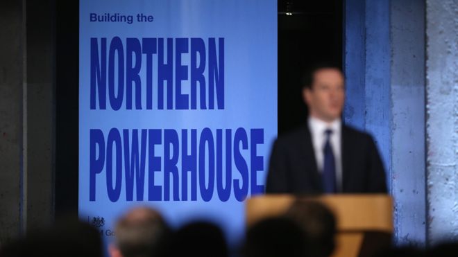 14 мая 2015 года в Солфорде, Англия, канцлер казначейства Джордж Осборн выступает с речью о «Северной электростанции» на складе Виктории, Траффорд.