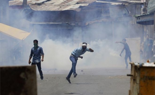 Кашмирские мусульманские протестующие бросают камни в индийских военизированных солдат в Сринагаре, контролируемый Индией Кашмир, воскресенье, 10 июля 2016 года.