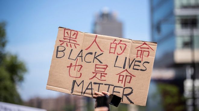 Китайцы проявили солидарность с движением Black Lives Matter
