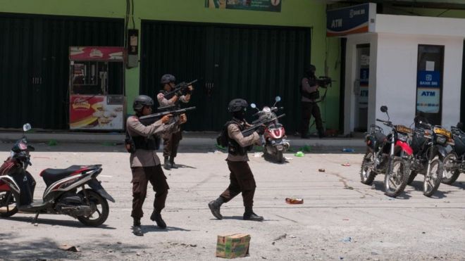 Полицейские стреляют у здания магазина в Палу, Индонезия