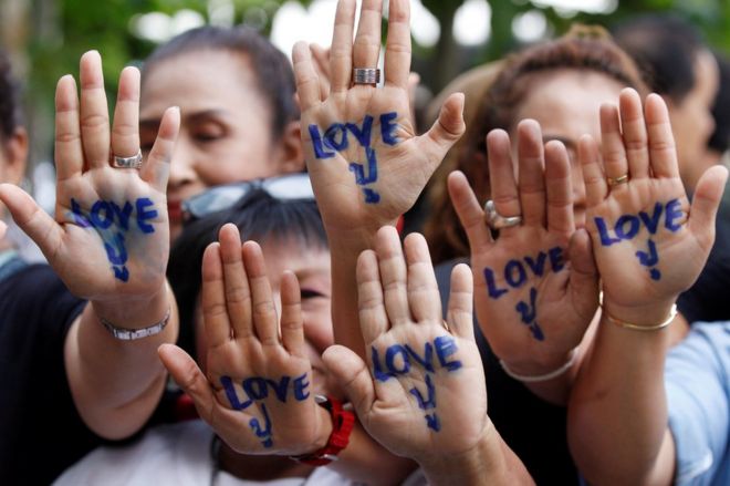 Сторонники свергнутого бывшего премьер-министра Таиланда Инглука Шинаватры демонстрируют свои ладони, на котором написано прозвище бывшего премьер-министра Таиланда Инглука Шинаватры, ожидая ее прибытия в Верховный суд в Бангкоке, Таиланд, 29 июня 2017 года.