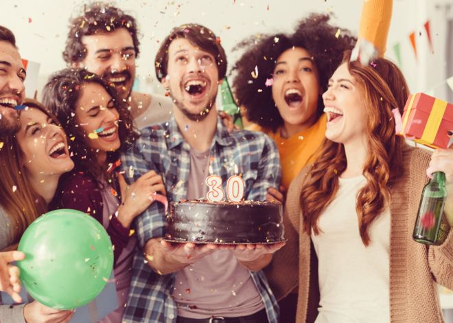 Un grupo de personas celebrando un cumpleaños