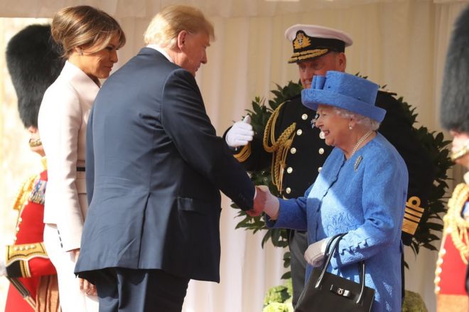 Королева Елизавета II приветствует президента Соединенных Штатов Дональда Трампа и первую леди Меланию Трамп