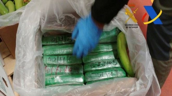 Испанская полиция демонстрирует пакеты с кокаином, которые были изъяты в партии бананов из Колумбии в контейнере в порту Альхесирас.