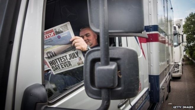Водитель читает газету на M20