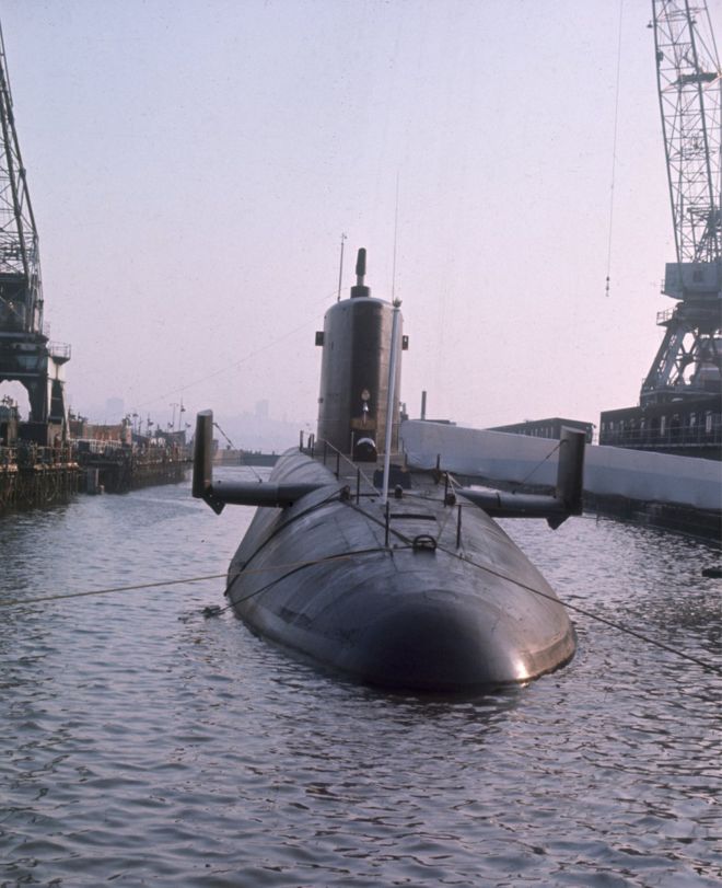 Резолюция HMS, первые британские атомные лодки Polaris (SSBN) в доке. Построенное Виккерсом Армстронгом в Барроу-ин-Фернесс, судно было спущено на воду в феврале 1964 года и спущено на воду в сентябре 1966 года. Класс был частью 10-й эскадрильи подводных лодок, базирующейся на военно-морской базе Фазлан, Шотландия