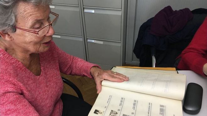 Агнес Хирши смотрит на книгу, в которой перечислены семьи, защищенные действиями Карла Латса
