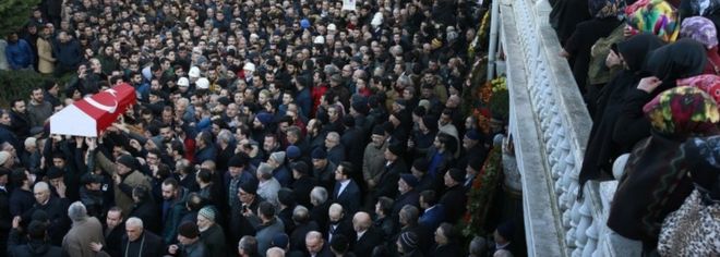 Сотни оплакивают жертву Турции Юнуса Гормека на его похоронах в Стамбуле