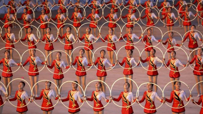 Северокорейцы выполняют гимнастические и художественные упражнения во время визита президента Южной Кореи Мун Чжэ-ин и лидера Северной Кореи Ким Чен Уна на стадион Первомай 19 сентября 2018 года в Пхеньяне