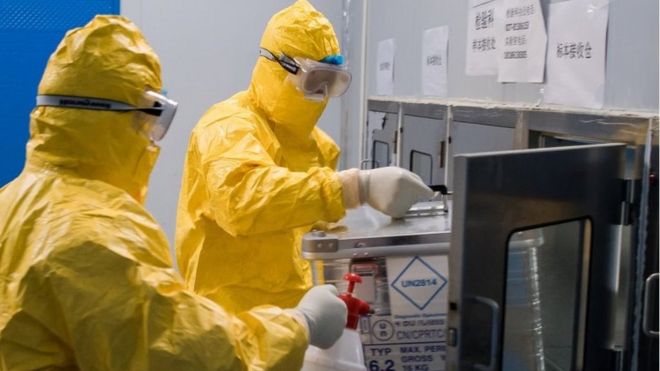 「病毒樣本快遞員」劉森波與同事梅乙奇將病毒樣本從箱倉取出。他們每日要跑兩趟到武漢雷神山醫院收取樣本。
