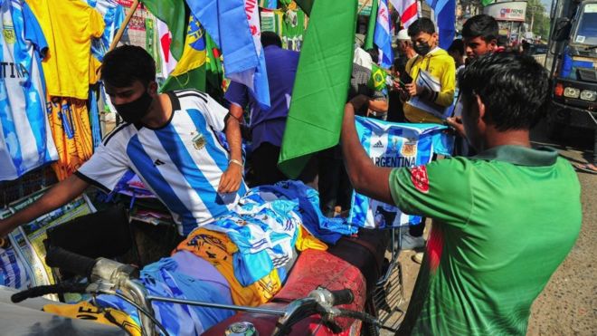 Un vendeur de rue vendant de faux maillots du Brésil et de l'Argentine à Dhaka, au Bangladesh.