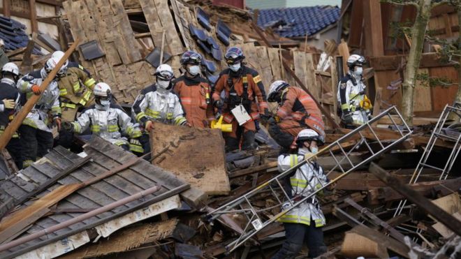 地震で崩れた家屋を捜索する救助隊（5日、石川県輪島市）