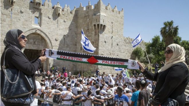 Палестинские женщины держат шарф «Палестина» перед произраильским митингом в Иерусалиме (фото из архива)