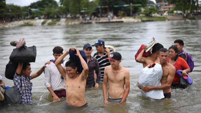 Migrantes cruzan el río Suchiate