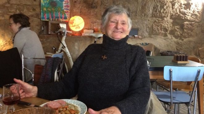 Пенсионерка Женевьева наслаждается своим праздничным обедом в кафе Veloc в Периге, на юго-западе Франции
