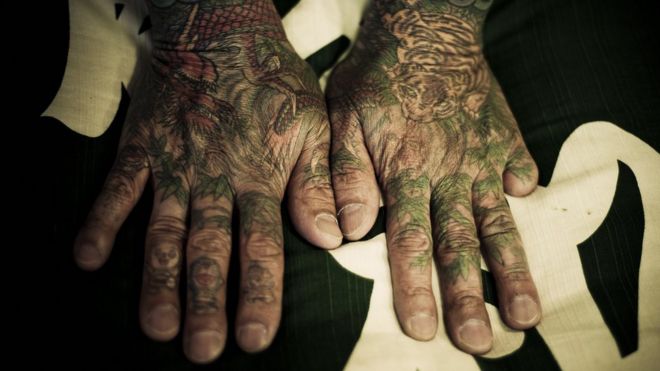 Руки с татуировками на них