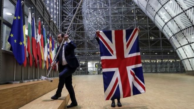 Чиновники снимают британский флаг в Совете Европейского Союза в Брюсселе
