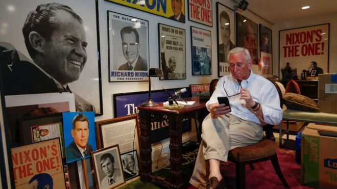 Роджер Стоун в своем кабинете заполнил памятные вещи Никсона