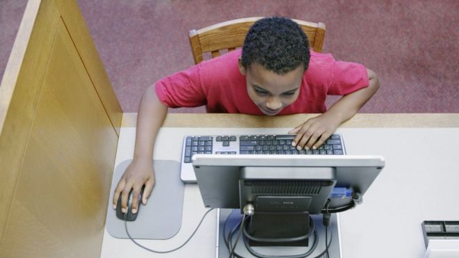 Мальчик на компьютере библиотеки