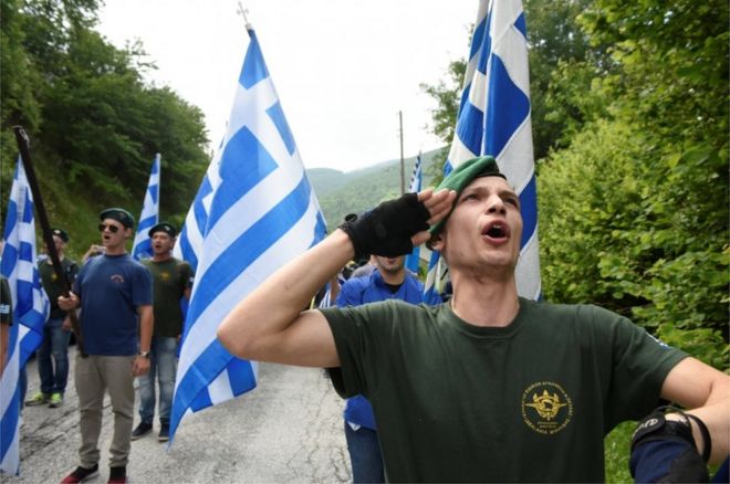 Протестующие скандируют гимн Греции во время демонстрации против соглашения, достигнутого Грецией и Македонией по разрешению спора о названии бывшей югославской республики, в деревне Писодери, северная Греция, 17 июня 2018 года
