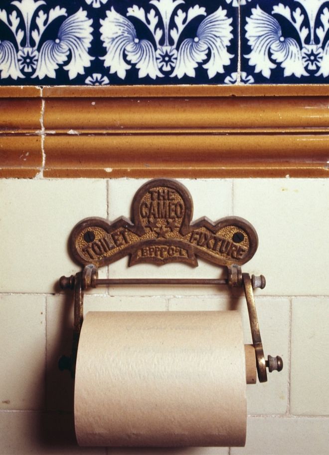 Ранний держатель рулона туалетной бумаги, разработанный британской компанией Perforated Paper
