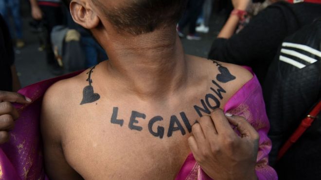 Член и сторонник сообщества лесбиянок, геев, бисексуалов, трансгендеров и странников (LGBTQ) выставляет напоказ свое боди-арт на Параде гордости в Дели в Индии