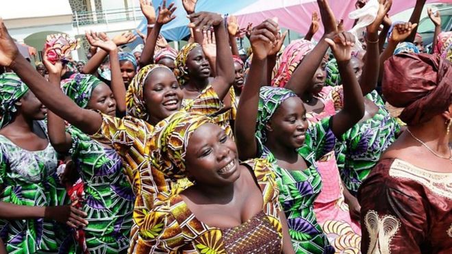 Wasichana 82 wa Chibok walioachiwa huru na Boko Haram, wakijawa na furaha baada ya kikutana na jamaa zao mjini Abuja