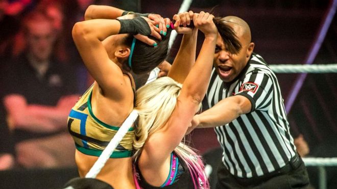 Две женщины-борцы WWE сражаются на ринге