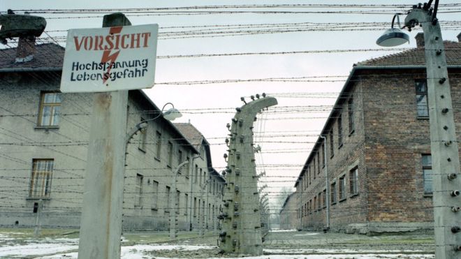 Ограждение из колючей проволоки вокруг казарм заключенных в бывшем лагере смерти Освенцим-Биркенау - файл изображения