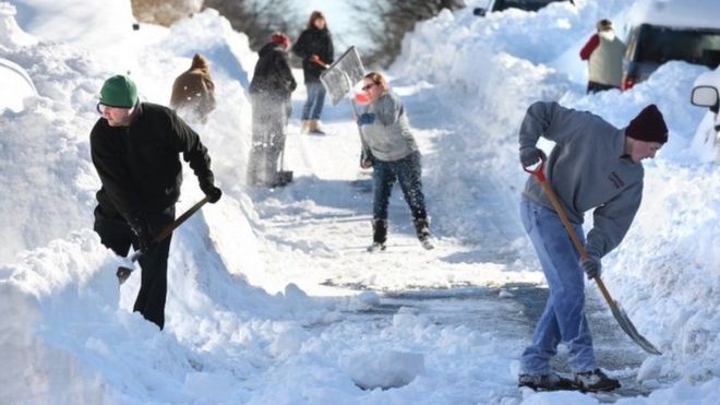 People clear snow in Virginia. Photo: 24 January 2016