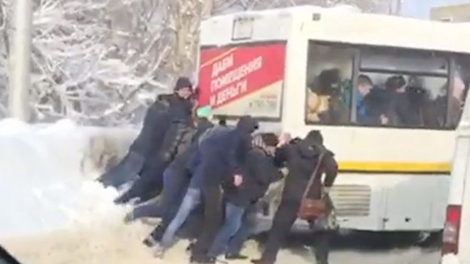Жители Саратова толкают сломавшийся троллейбус