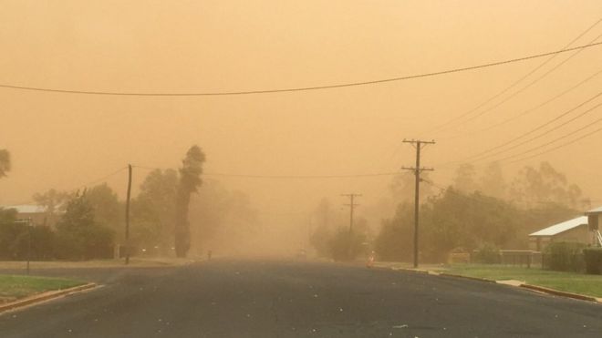 Пыльная буря покрывает улицу в Чарлевилле, Квинсленд