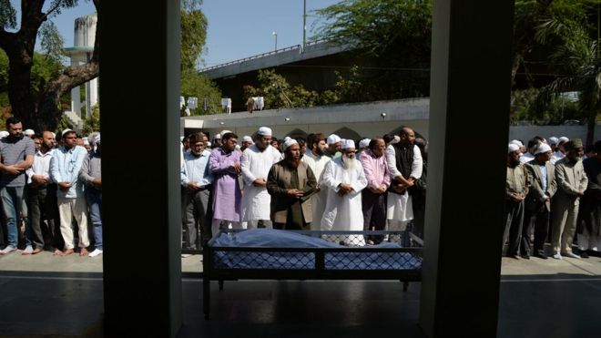 Собранные мусульмане возносят молитвы на похоронах Саеда Шахабуддина в Нью-Дели, 4 марта 2017 года