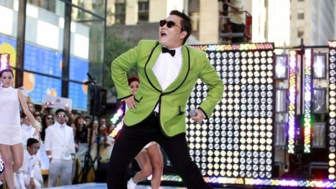 Корейский рэпер-певец Psy выступает на шоу NBC 'Today в Нью-Йорке на этой фотографии из архива 14 сентября 2012 года. Алекс Левинсон, 19 лет, изучает эсперанто