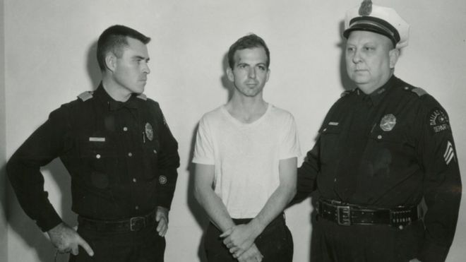 Oswald y dos agentes de policía.