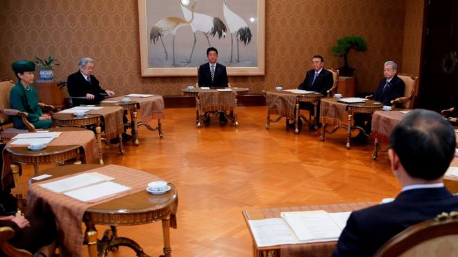 Премьер-министр Японии Синдзо Абэ, спикер Палаты представителей Тадамори Осима, спикер Палаты советников Чуичи Дей, главный секретарь кабинета Йошихидэ Суга, принцесса Ханако и принц Хитачи присутствуют на заседании Совета императорских домохозяйств, чтобы обсудить сроки отречения от престола японского императора Акихито в Императорском Домохозяйстве в Токио 1 декабря 2017 года