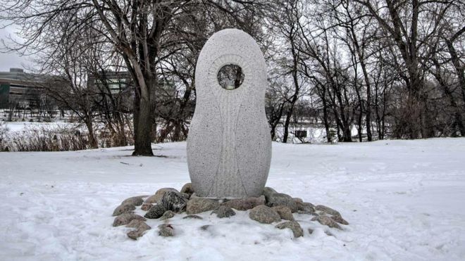 Памятник в снегу
