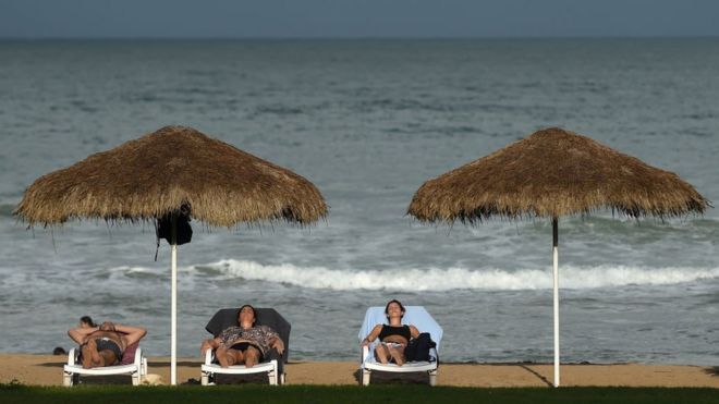 Туристы отдыхают на пляже в Шри-Ланке
