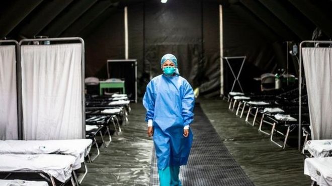 Médico camina por un hospital de campaña en Lima el 17 de febrero.