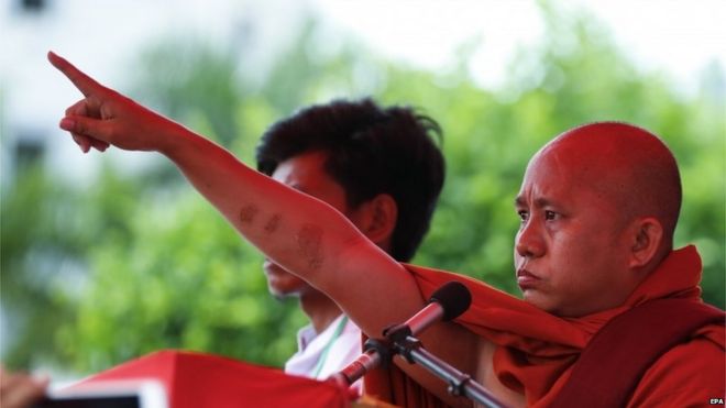 Националистический буддийский монах Вирату во время митинга 30 августа