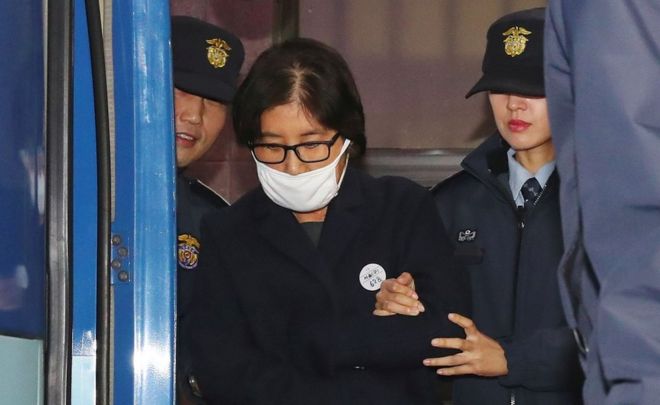 Чой Сун-Сил сопровождают после допроса в прокуратуру Сеульского центрального округа