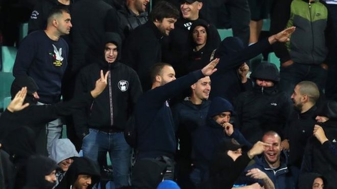 Aficionados hacen un saludo nazi en el estadio