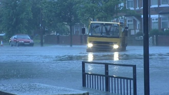 Фургон движется по паводковой воде