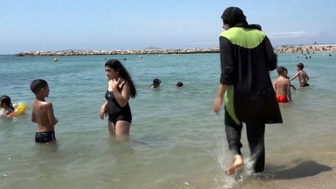 Женщина во всем плавательном костюме вошла в воду на пляже во Франции (файл фото)
