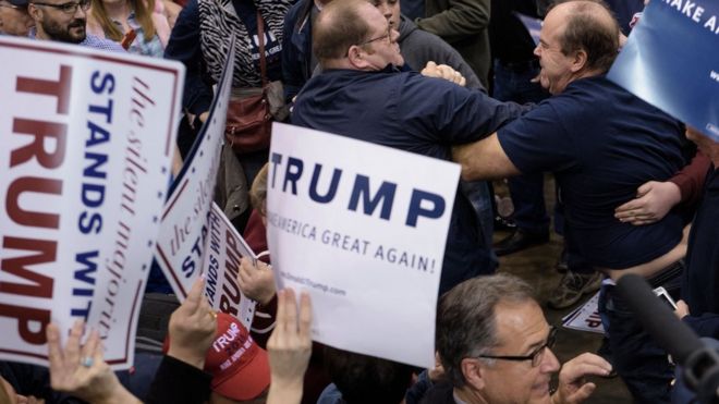 Столкновения демонстрантов с сторонниками Трампа на митинге в Кливленде.