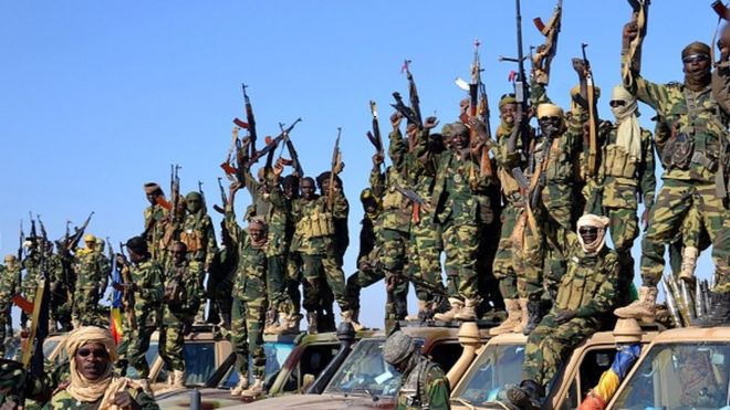 Чадские солдаты собираются 1 февраля 2015 года возле нигерийского города Гамбору, недалеко от границы с Камеруном