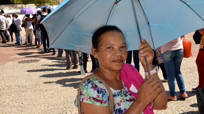 CarmÃ©lia Maria dos Santos, de 60 anos, na fila do MutirÃ£o do Emprego