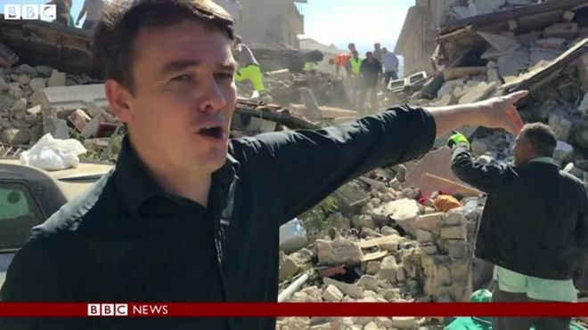 イタリア中部で24日に起きたマグニチュード（M）6級の地震では、多くの建物が崩壊し、がれきの下敷きになった人々が救助を待っている。