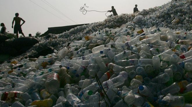 Рабочие на кучу пластиковых бутылок в Китае