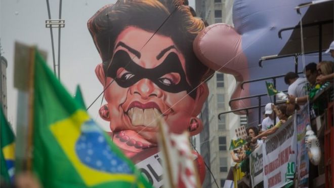 Протестующие демонстрируют требование смещения президента Дилмы Руссефф 13 марта 2016 года в Сан-Паулу, Бразилия.